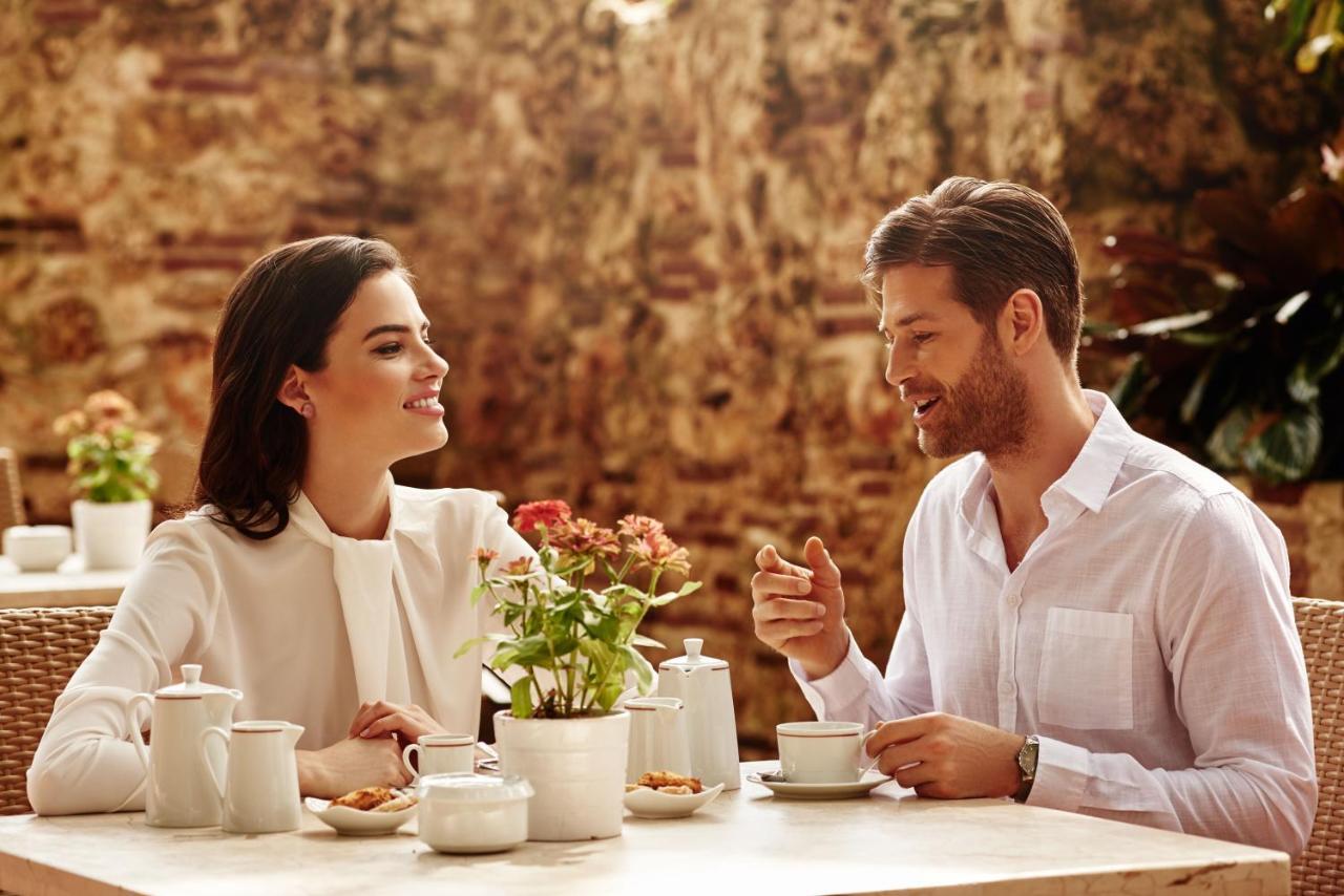 El Embajador, A Royal Hideaway Hotel Санто Доминго Екстериор снимка A couple on a date