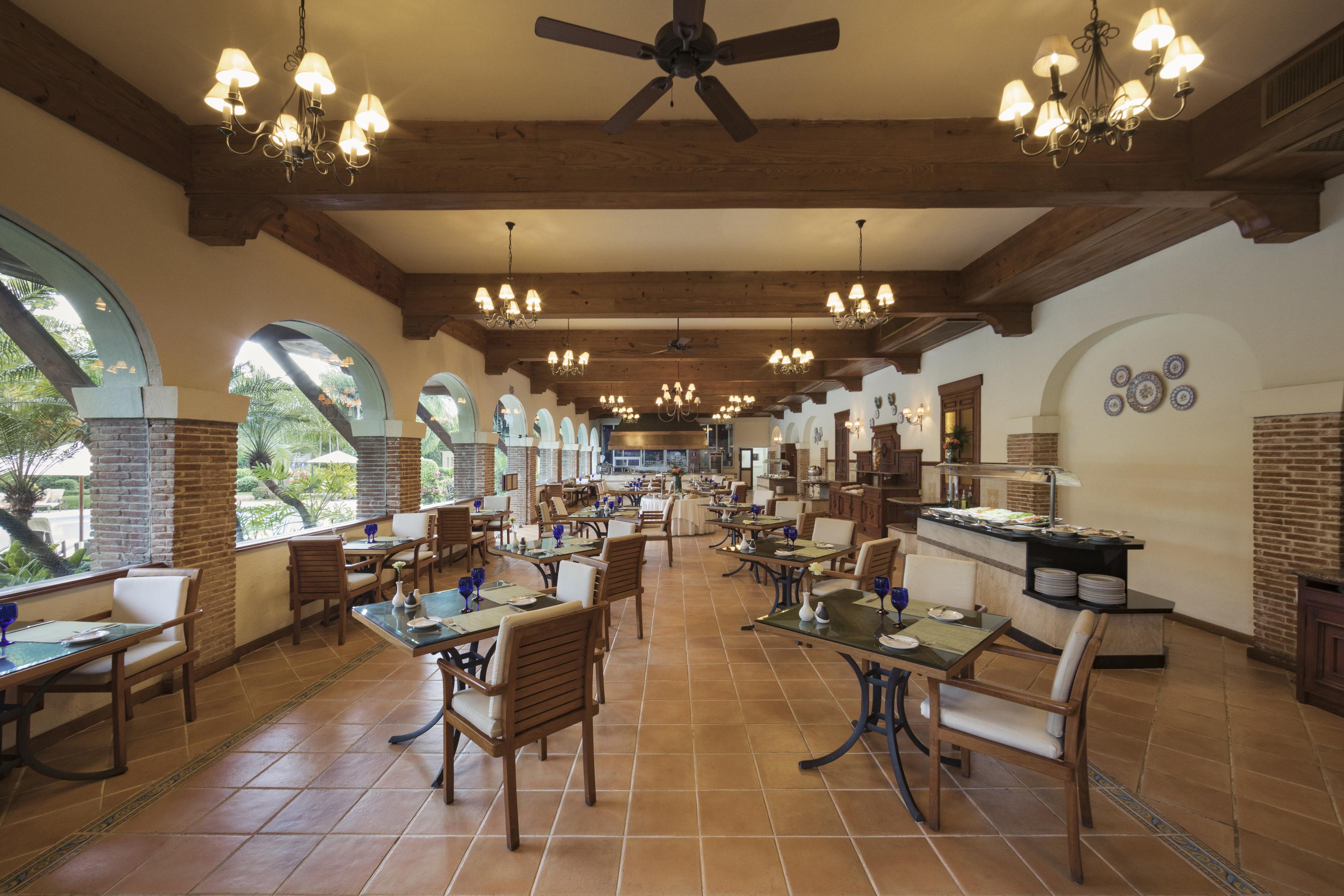 El Embajador, A Royal Hideaway Hotel Санто Доминго Екстериор снимка The restaurant at the hotel
