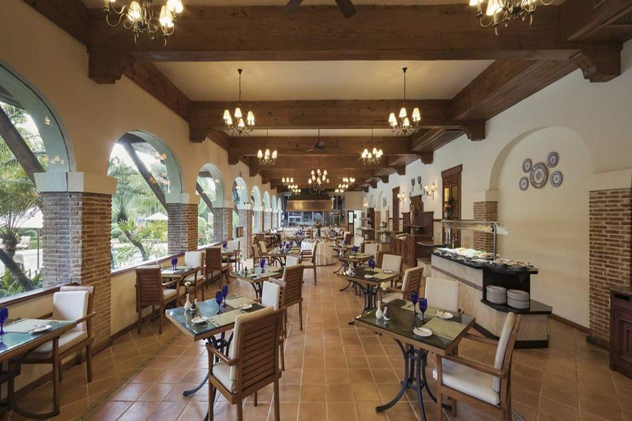 El Embajador, A Royal Hideaway Hotel Санто Доминго Екстериор снимка The restaurant at the hotel