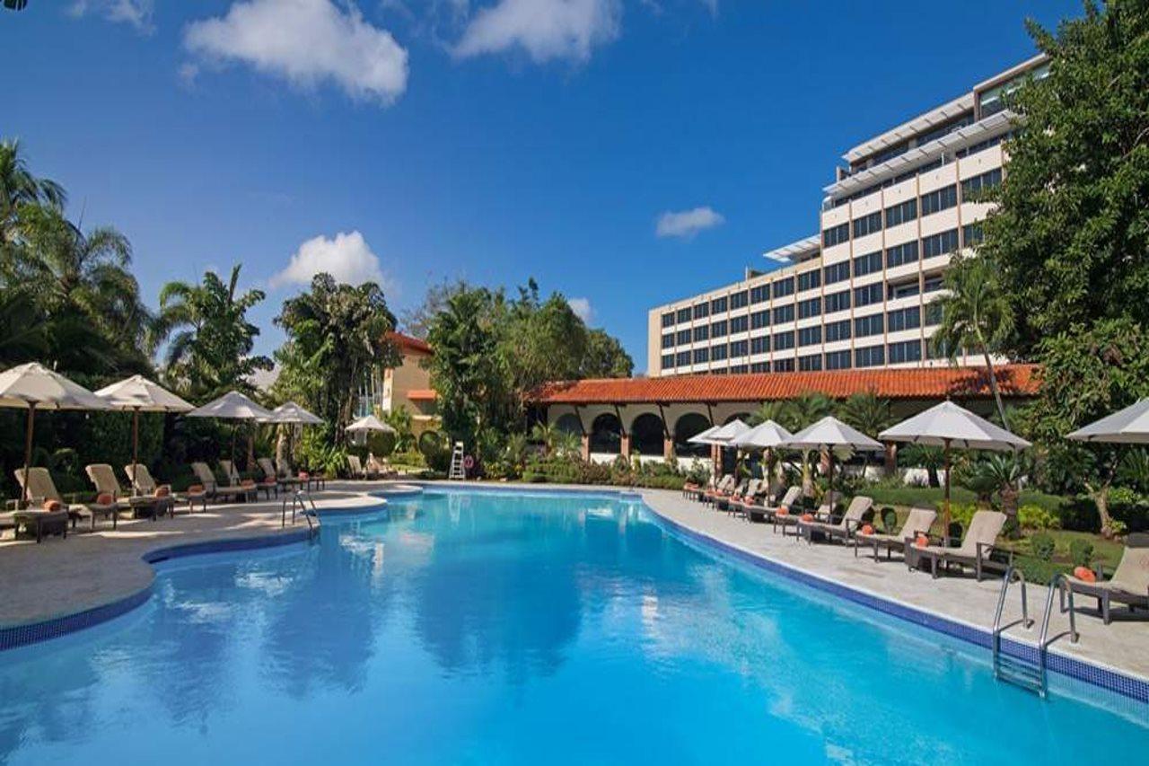 El Embajador, A Royal Hideaway Hotel Санто Доминго Екстериор снимка The swimming pool at the hotel