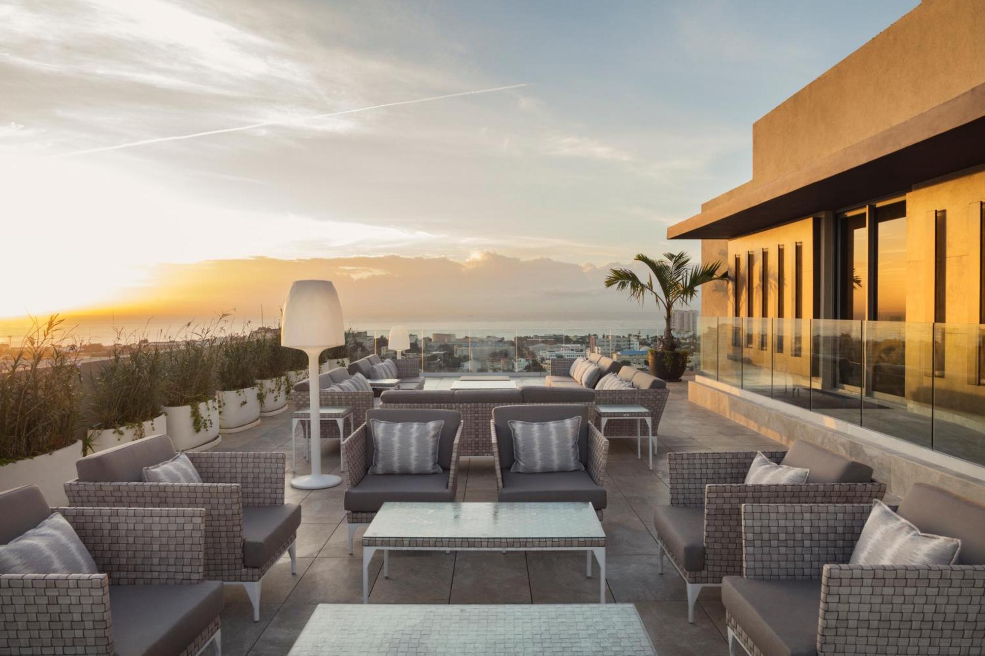 El Embajador, A Royal Hideaway Hotel Санто Доминго Екстериор снимка The View Rooftop Bar