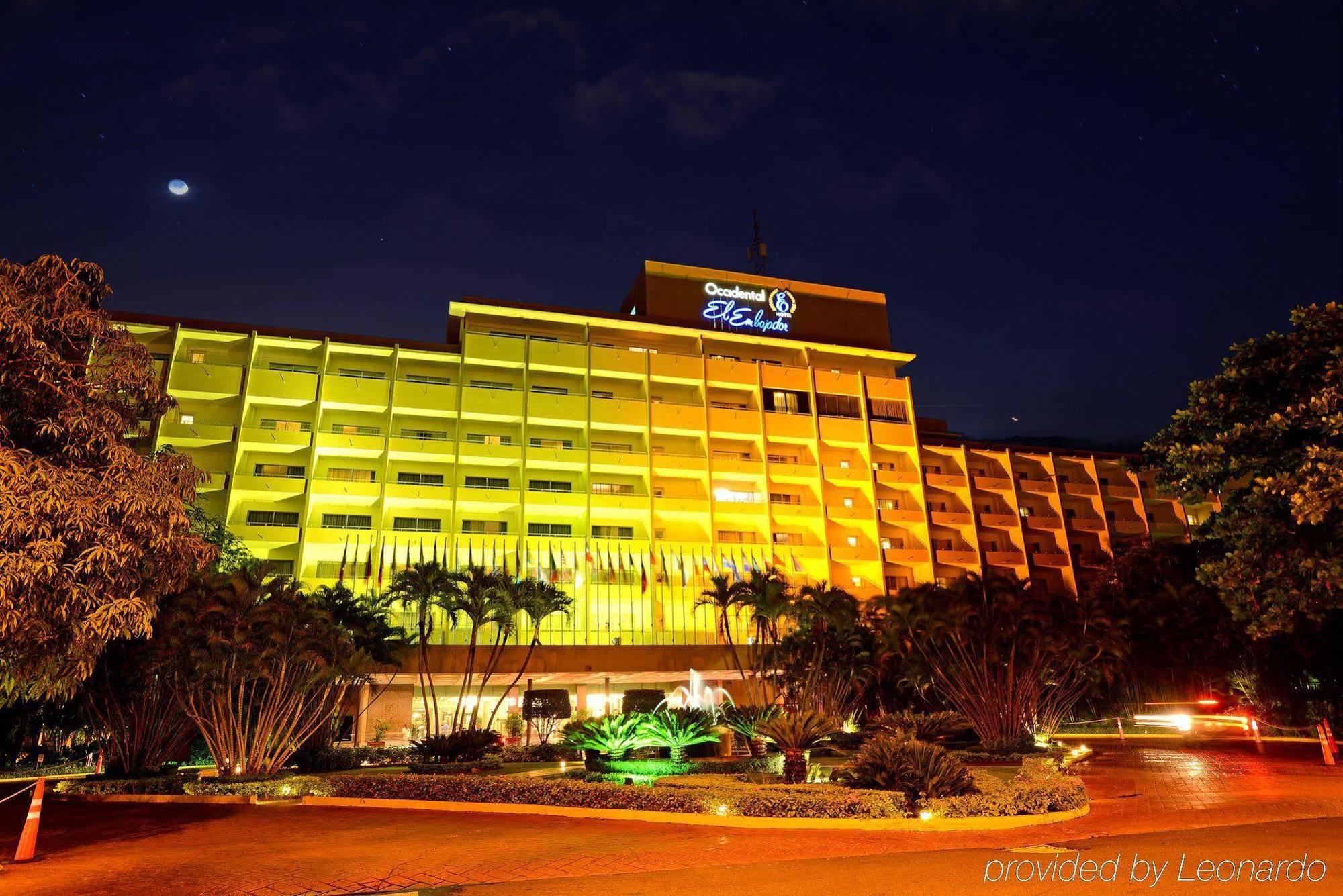 El Embajador, A Royal Hideaway Hotel Санто Доминго Екстериор снимка The hotel at night